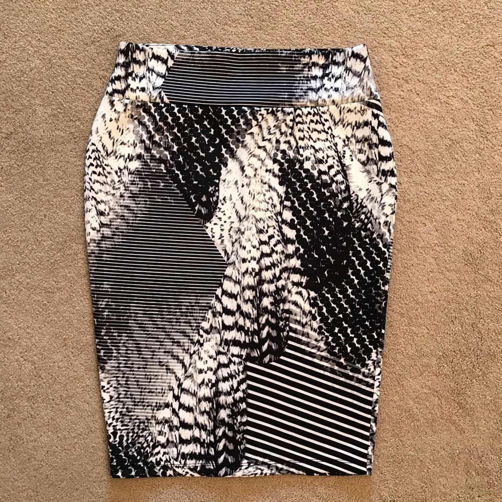 - Thalia Sodi Scuba Pencil Skirt Black & White Print